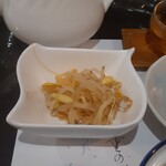 趙の飲茶 888 - もやしの一品は酸味があるものでした。