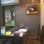 趙の飲茶 888 - 店内。奥には、男女別にトイレがあります。