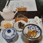 趙の飲茶 888 - お粥と付け合わせ三品。