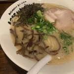 Issenkaku - 長浜ラーメン　税込825円