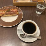 ベルベット - ポークパルミジャーノ　¥278
            ホットコーヒー　¥410（モーニングで¥182引き）