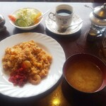 ペペ - エビピラフ ＋ コーヒー（1,150円）。エビピラフは少しナポリタン風️ d(^-^)   お味噌汁は、大根と里芋でした☆サラダも美味しく、レトロな塩入れや灰皿たちがまた良い味を醸し出しています。