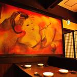 Kanzen Koshitsu Toniku Aburi Sushi Wakura - 壁とロールカーテンで仕切られた半個室