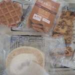 自然食品・有機米 かねこや - 左上から「ベジッフル」「国産小麦クッキー玄米」「カリカリキャラメルナッツ」と「ロールケーキ」