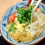 丸亀製麺 - 【2023.1.17(火)】紅生姜玉子あんかけうどん(並盛)580円の刻みネギ