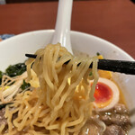 酒肴場 屯 - 加水率高めの中太麺はもっちり食感で味噌との相性も良好