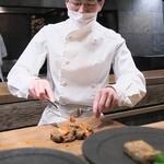 アカ - お肉の叩き役は東シェフから交代です。