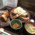 Himo No Tosumibi Katidoki - とろサーモンハラス定食