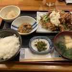 なが沼 赤坂本店 - 唐揚げ定食900円　小鉢2品は嬉しい