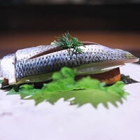 アカ - コハダと下にハードのトマトパンを敷いてボカディージョ。