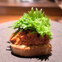 アカ - 馬肉のパテを叩いてソブラサーダ。たっぷりの大葉をのせて。