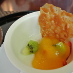 切麦屋 あいだ - キャラメルのガレットとマンゴーソースの甘酸っぱさが、クリーミーな杏仁に良く合う