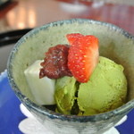 切麦屋 あいだ - 抹茶アイスの下に黒蜜が品良く入っています