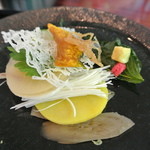 切麦屋 あいだ - 牛蒡・胡瓜・ミョウガ・大根・さつま芋・葱・カボチャ・シソ・乾燥梅・乾燥しょうが…色々な薬味を組み合わせてある。