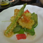 切麦屋 あいだ - 本日の揚げ物･･･アスパラと金目の天婦羅。ワサビ甘酢ソース掛け。