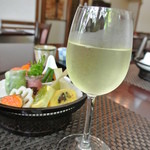 切麦屋 あいだ - グラスワインと前菜を楽しみながら、茹でたてのうどんを待ちます♪