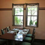 切麦屋 あいだ - ６人掛けの個室になるテーブル