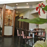 切麦屋 あいだ - 天井が高く、洋風な店内