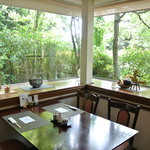 切麦屋 あいだ - コーナーを窓で囲まれた、４人掛けテーブル（本日の予約席♪）