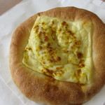 グレン・ドール - キーマカレー（１８０円）上にチーズ、中にキーマカレー。スパイシーな辛さ