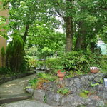 切麦屋 あいだ - 緑に囲まれたエントランスがワクワクします