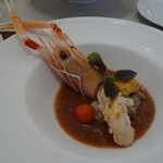 ビストロ ダイア - 手長海老のガスパッチョ、中トロとアボガドのタルタル添え。胡瓜の香りがする酸味の効いた美味しいガスパッチョを口に含んだ後、タルタルに舌鼓を打ち、海老味噌のシャーベットを崩して味の変化を楽しみます。