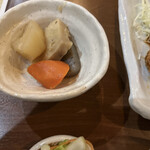 家庭料理居酒屋 よってって - 「煮物の小鉢は珍しい」とは部長さん。確かに出会った
      
      ことがないかも。もちろんうままままーです！
