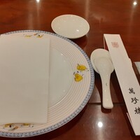 萬珍樓 本店 - 明るい2階のテーブルでいただきます