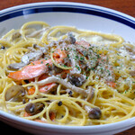 フガールカフェ - サーモンとキノコのクリームパスタ