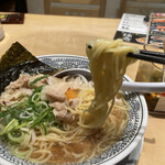 丸源ラーメン - スープはかなり美味しいです　麺は細麺スープによく絡みます