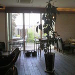 グリーティング - 店内から見るウッドデッキ、大きな網戸で仕切られて良い風入ってきてました。