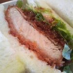 グリーティング - 厚みがあるカツ、揚げたてで熱々です。