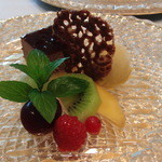 ラ・ロゼット - 6月　オレンジのスポンジ生地のチョコレートケーキ・ココナツとマンゴーのソルベ