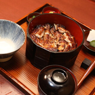 旨味が詰まった厚い鰻を「ひつまぶし」で。〆の一品にもぜひ。