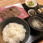 Wafuu Dainingu Kiwami - 牛たん定食（2,350円＋税）厚切り牛たん使用の極上牛たん定食（2980円＋税）も人気です！