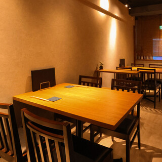 4名テーブル×2
                                          最大8名様までご予算に応じて貸切、接待
                                          承ります。
