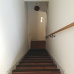 キッチン ブルー グローブ - 上から見た階段