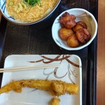 丸亀製麺 - 玉子あんかけうどん490円と細竹天160円、いもっち200円