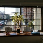 キッチン ブルー グローブ - 窓の外の景色は