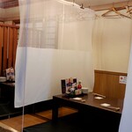 太乃志 - 常連さんはカウンターが多い。初めて行くなら掘りごたつがおすすめ。