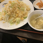 Hoshijuku Hanten - レタス炒飯、単品注文ですが、スープ、漬物、デザート着きます。
