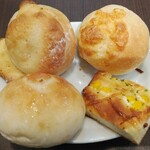 Kamakura Pasuta - メロン、チーズ、コーンフォカッチャ、明太子
