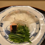 赤坂 菊乃井 - 昼懐石１５７３０円。てっさ、てっぴ。二段引きの河豚は、旨味を堪能できます。てっぴも良い味わいです。塩と橙のタレが、さらに旨味を引き出します（╹◡╹）（╹◡╹）