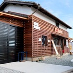 弁当・軽食 花 - お店外観とサクラ・・