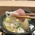 赤坂 菊乃井 - 昼懐石１５７３０円。鰤しゃぶしゃぶ。主張は強くありませんが、お出汁が鰤、ネギ、大根の旨味を引き出します（╹◡╹）（╹◡╹）
