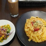 Kamakura Pasuta - トマトとモッツァレラのトマトクリーム＆サラダ＆カフェオレ