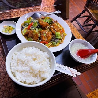 Miraku - 揚鳥の五目四川ウマニ定食850円の全容、ご飯は中盛り、結構盛りはやばいですが、料理が美味いから余裕で食べ切りました！てか正直飯が足りませんでした。