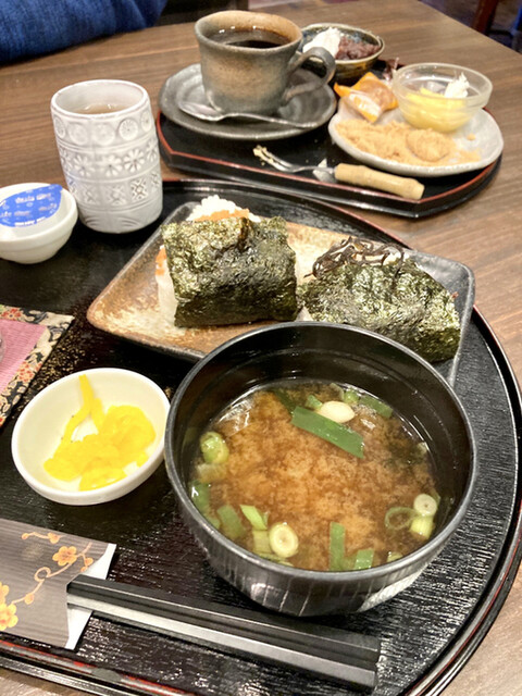 Hana Akari. Yatomiten