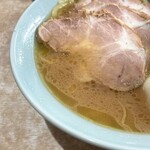 横濱ラーメン あさが家 - 豚骨と鶏油の香りがいいスープ。