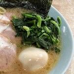 横濱ラーメン あさが家 - ほうれん草＆味玉はおまけ。